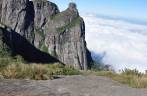 Caminhando no Morro do Dinossauro, cada vez mais próximos do Garrafão e da Pedra do Sino, no Parque Nacional da Serra dos Órgãos, no Rio de Janeiro